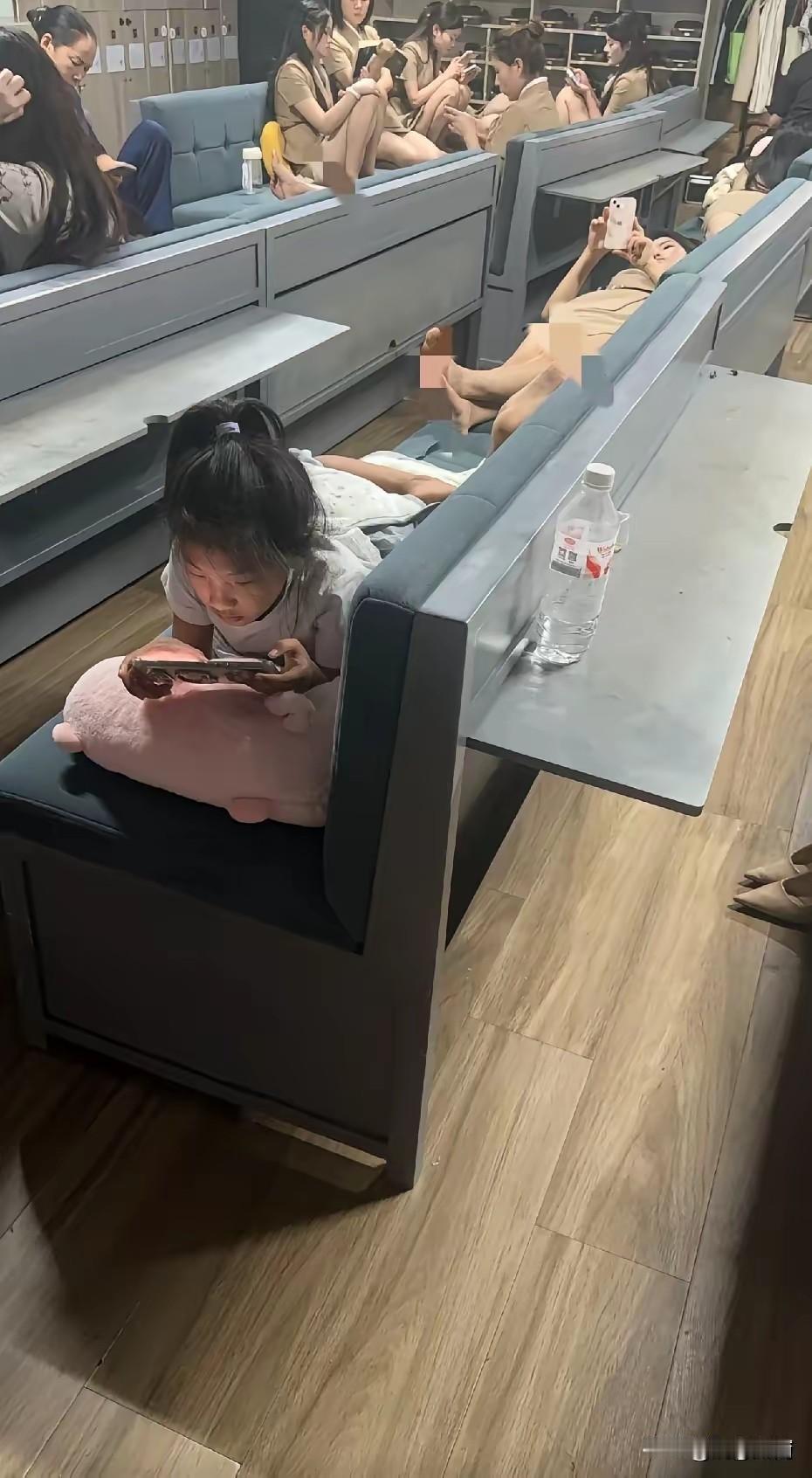 女儿在这样的地方上班，丢人吗？女儿湖南大学外语专业毕业后，工作一直不满意！最近
