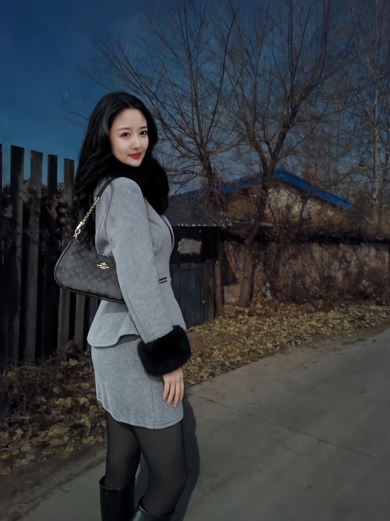 寒林覆暮烟，灰衣踏霜阡。影逐荒苔步，悠然向远天。