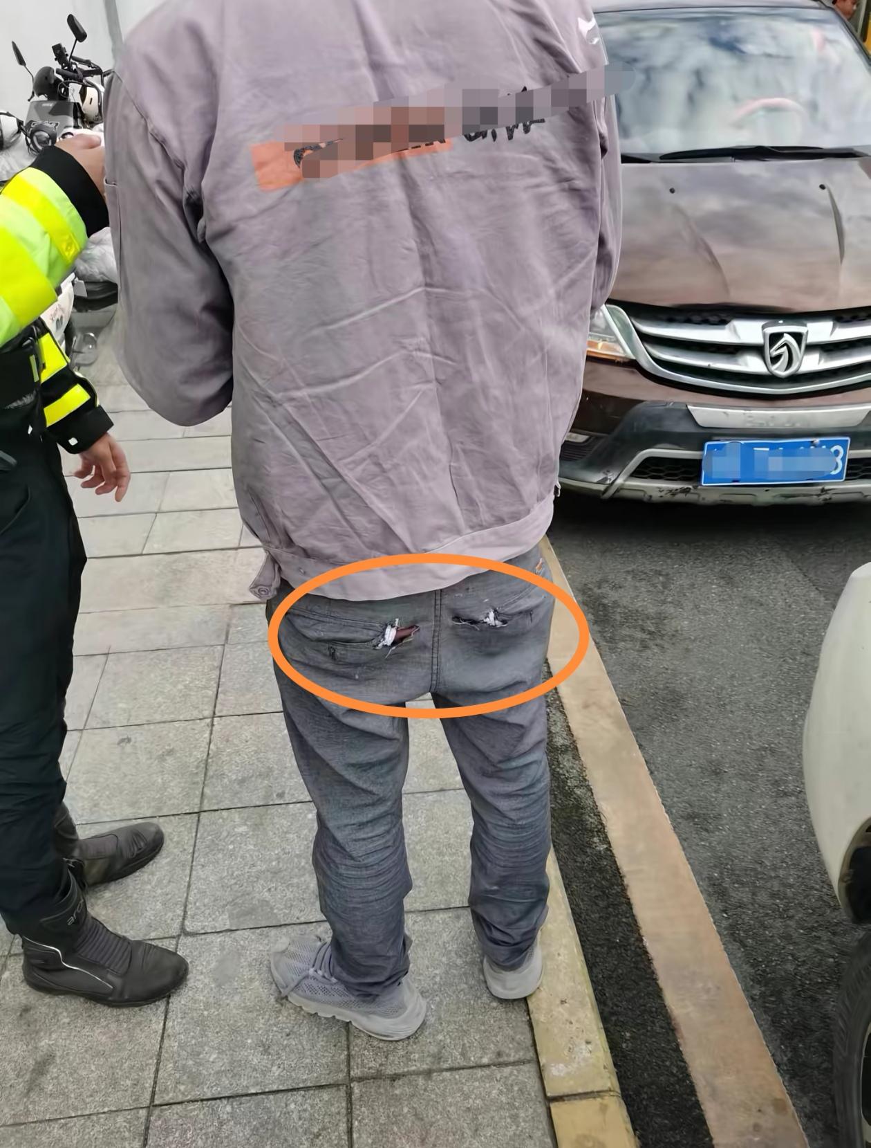 120多万的车子被追尾，维修费高达7万，但看到对方裤子上两个洞就选择了自费，这样
