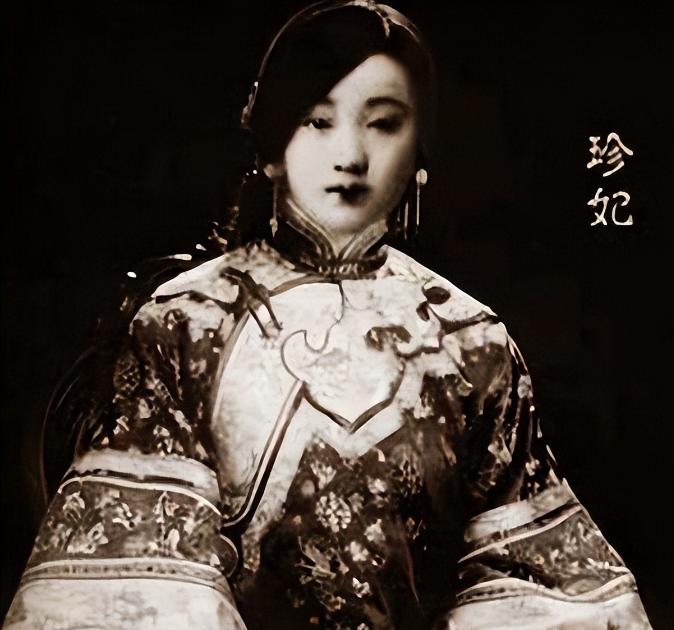 1894年，在慈禧的支持下，几名太监将珍妃捆绑在刑凳上，众目睽睽之下，珍妃被太监