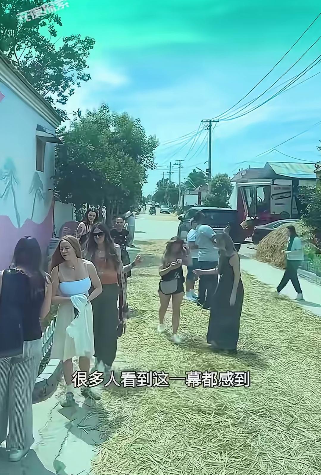 这创意真的太吸引人了。山东的旅游公司，开通了一条外国人游山东农村的线路，火热的
