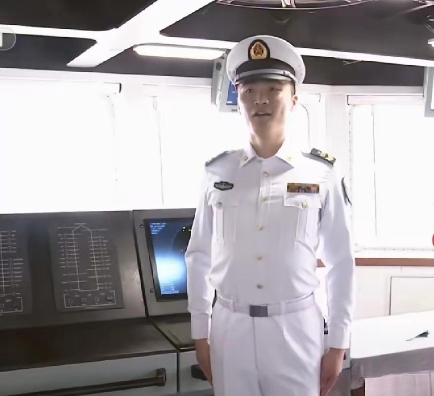 下面这位小伙，年纪轻轻，未来绝对是前途无量，国之栋梁。在接受检阅时，他回答到