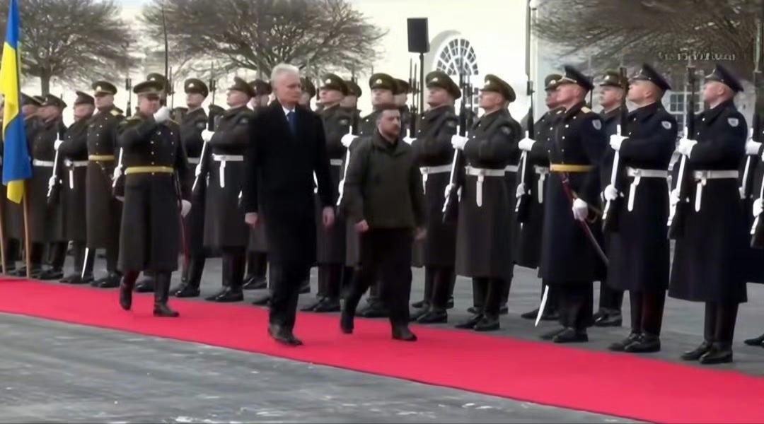 泽连斯基夫妇到立陶宛访问，泽连斯基夫人想跟着检阅立陶宛仪仗队，被拦下来了。泽