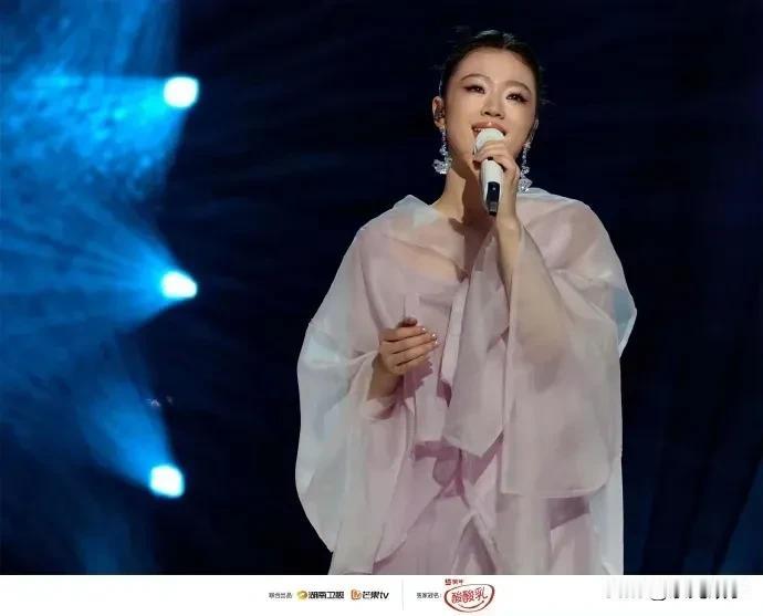 【单依纯翻唱《天空》：是致敬，还是超越？】家人们，最近歌手2025单依纯翻
