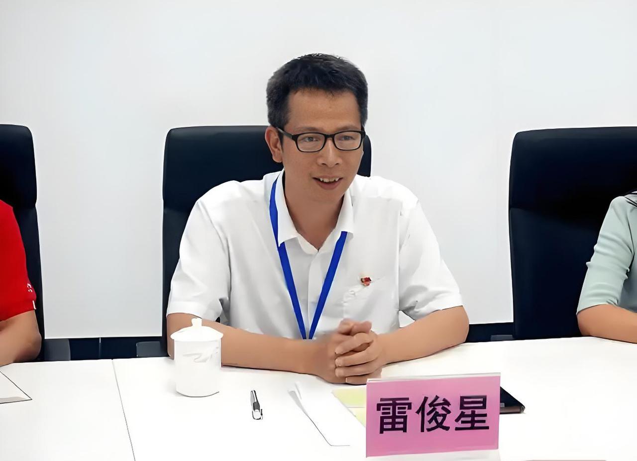 广东清远市华侨中学的雷俊星是我的高中同学，高中毕业后就没见过了，没想到三十多年后