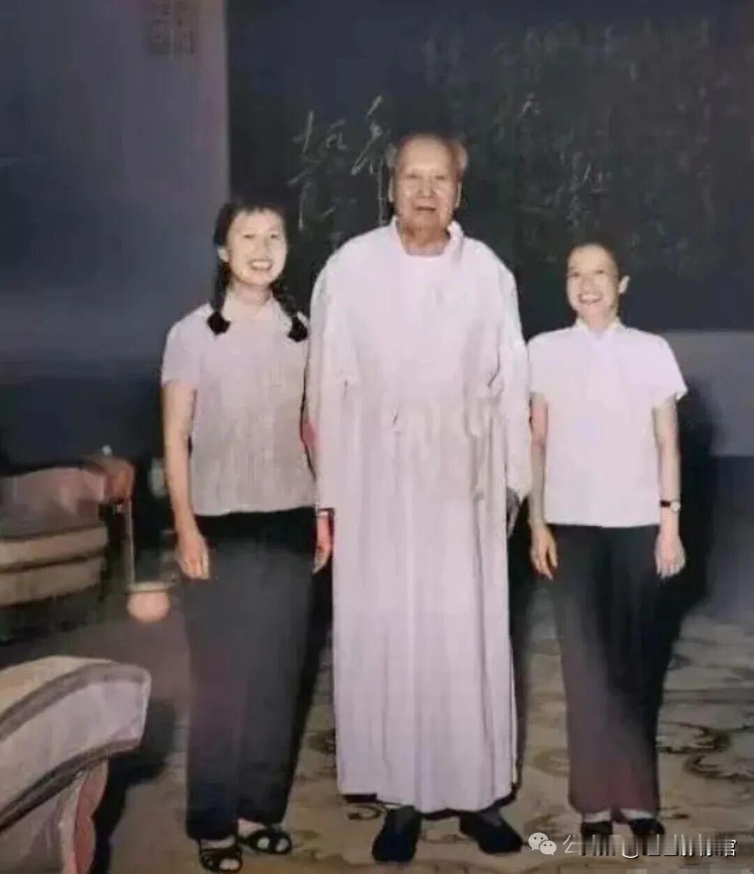 这是一张毛主席晚年罕见合影，两位最信任的工作人员，日夜守护，寸步不离。永远怀念我