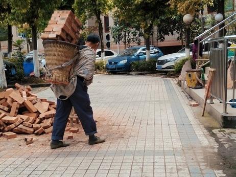 著名经济学家们曾精确的点出：中国国内消费水平拉不起来的根本原因，他不是普通人不消