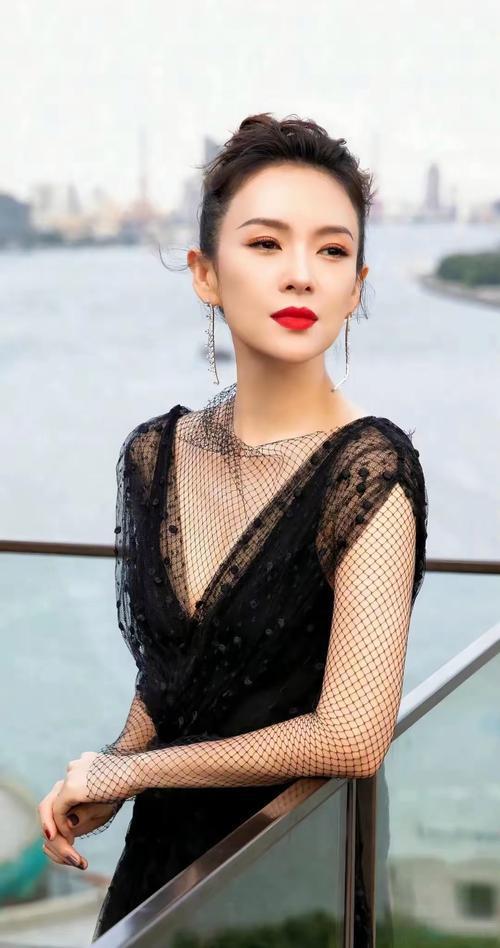 醒醒的钢琴演奏会现场，章子怡穿着素色上衣坐在观众席角落，没有惊动旁人，只举着手机