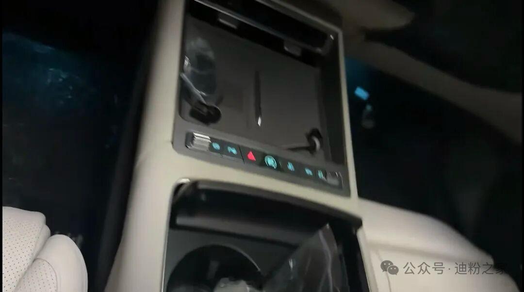 比亚迪大汉外观内饰谍照曝光根据迪粉之家发布的一组最新谍照显示，比亚迪大汉的方向盘