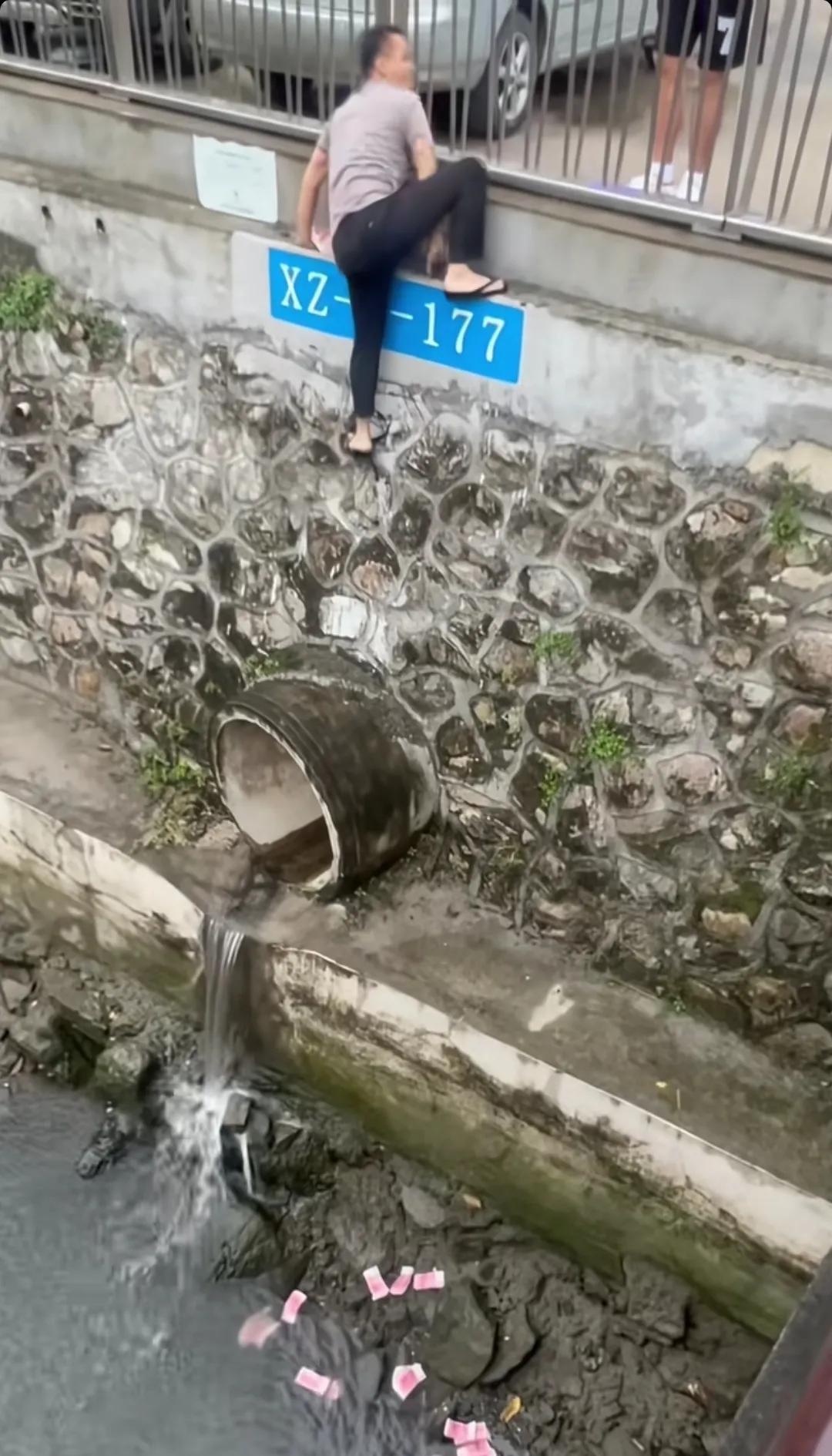近日，深圳宝安区一河道边出现了大量钞票，一男子穿着拖鞋翻越护栏将钞票捡回了家，由