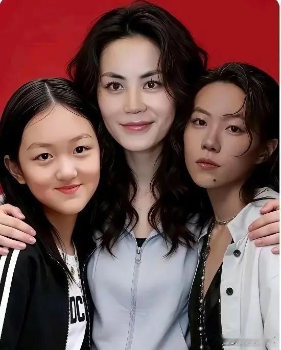 王菲真可谓人生赢家，别的不说，单看她那两个女儿，就知道她有多成功。大女儿窦靖童，