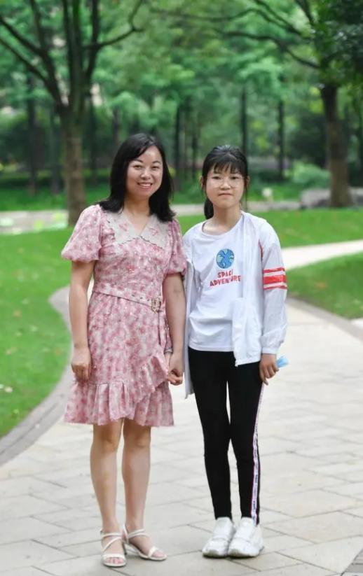 气愤！2011年，杭州2岁女童从10楼掉落，1女子徒手将她接住，女子的左臂因此断