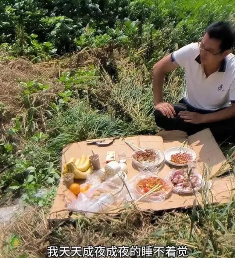 一个人养四个孩子，妻子也走了，他终于撑不住了！河南驻马店，35岁男子牵着侄女跪在