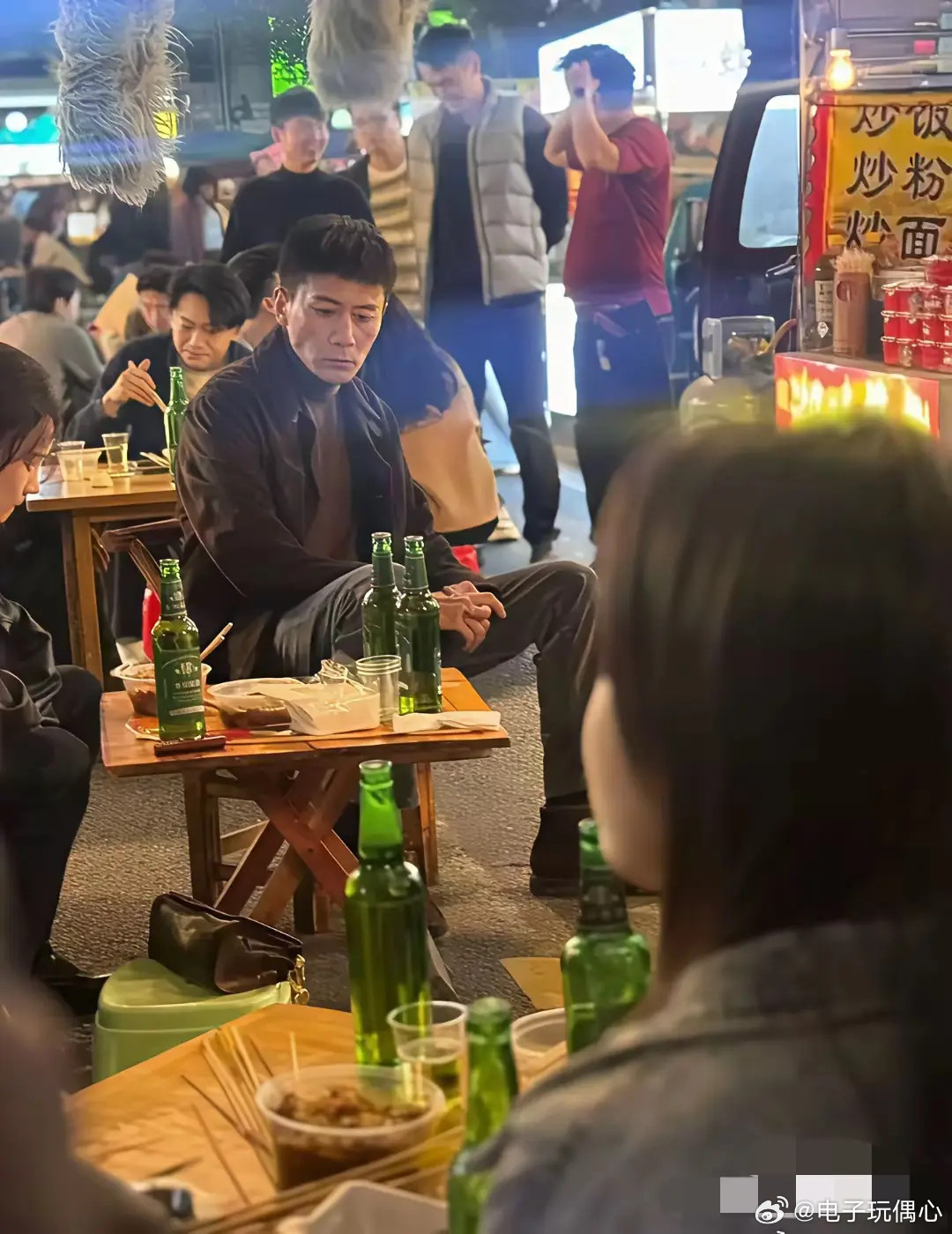 这么大的明星也在路边吃饭，真接地气