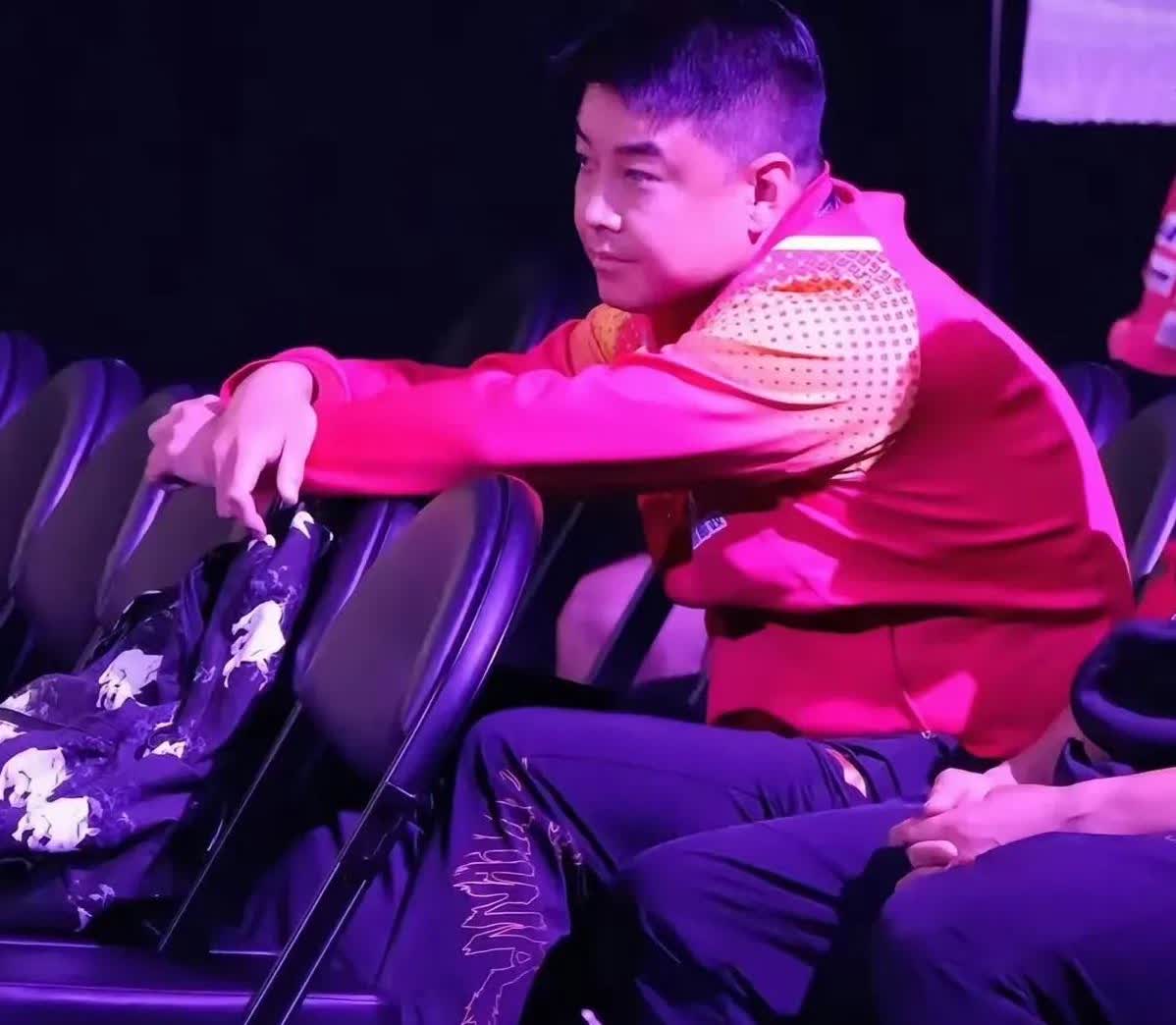 王楚钦连丢三局，王皓为什么不按暂停键调整心态呢？刚开场，王楚钦就被张本智和冲得东