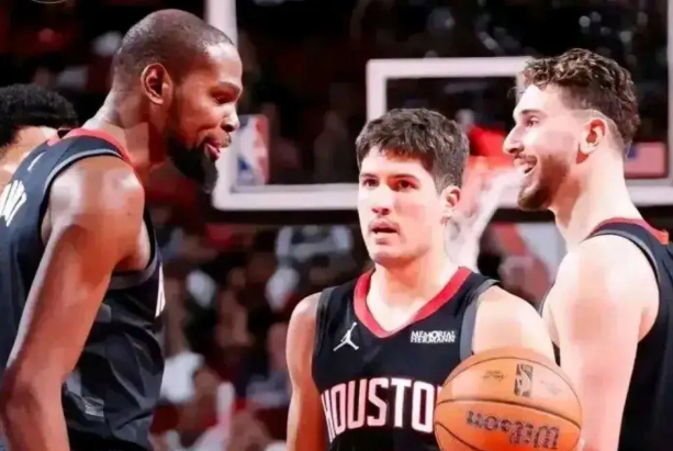 从这个赛季的数据来看，杜兰特确实一年比一年下滑了场均得分25.8，前两个赛季