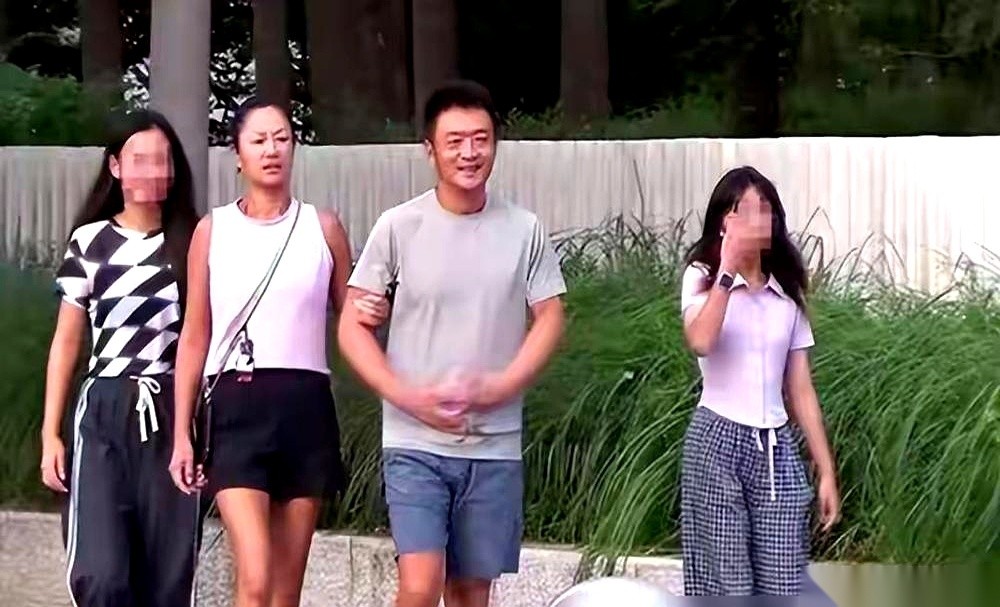瞿颖跟张亚东硬生生耗了11年都没领到证，最后掉头跟一个圈外的机长成了家。如今55岁的她被拍到带着老公