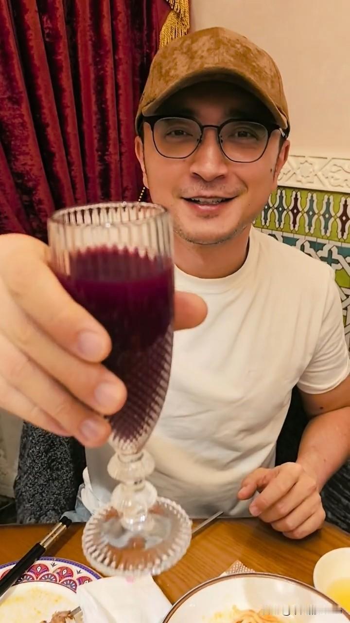 2月20日，央视主持人尼格买提更新美食vlog，并配文“给我猛猛吃”。尼格买