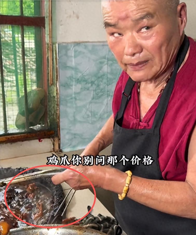 开了三四十年的城郊老卤摊，从没上过正经美食榜单，却凭着一身反常规的“霸王规矩”火