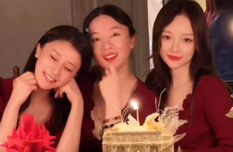 霍思燕、李小璐、甘薇三人带孩子聚餐，霍思燕打扮贵气，行为却让人反感。这次也算是
