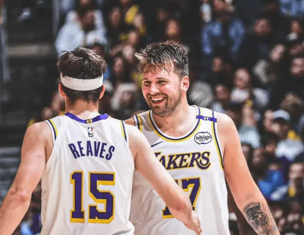 NBA杯小组赛湖人客场对阵灰熊的比赛已经结束。全场战罢，湖人以117-112战胜