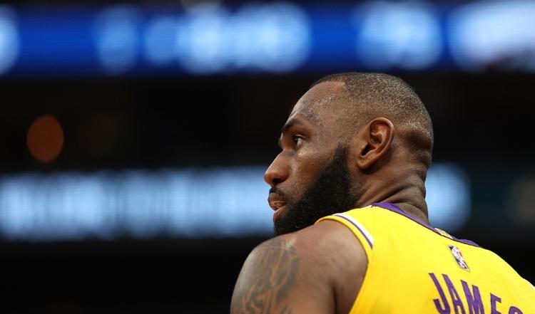 湖人队记：詹姆斯从来未申请过交易，关于续约，他有自己的想法，湖人管理层会充分尊重