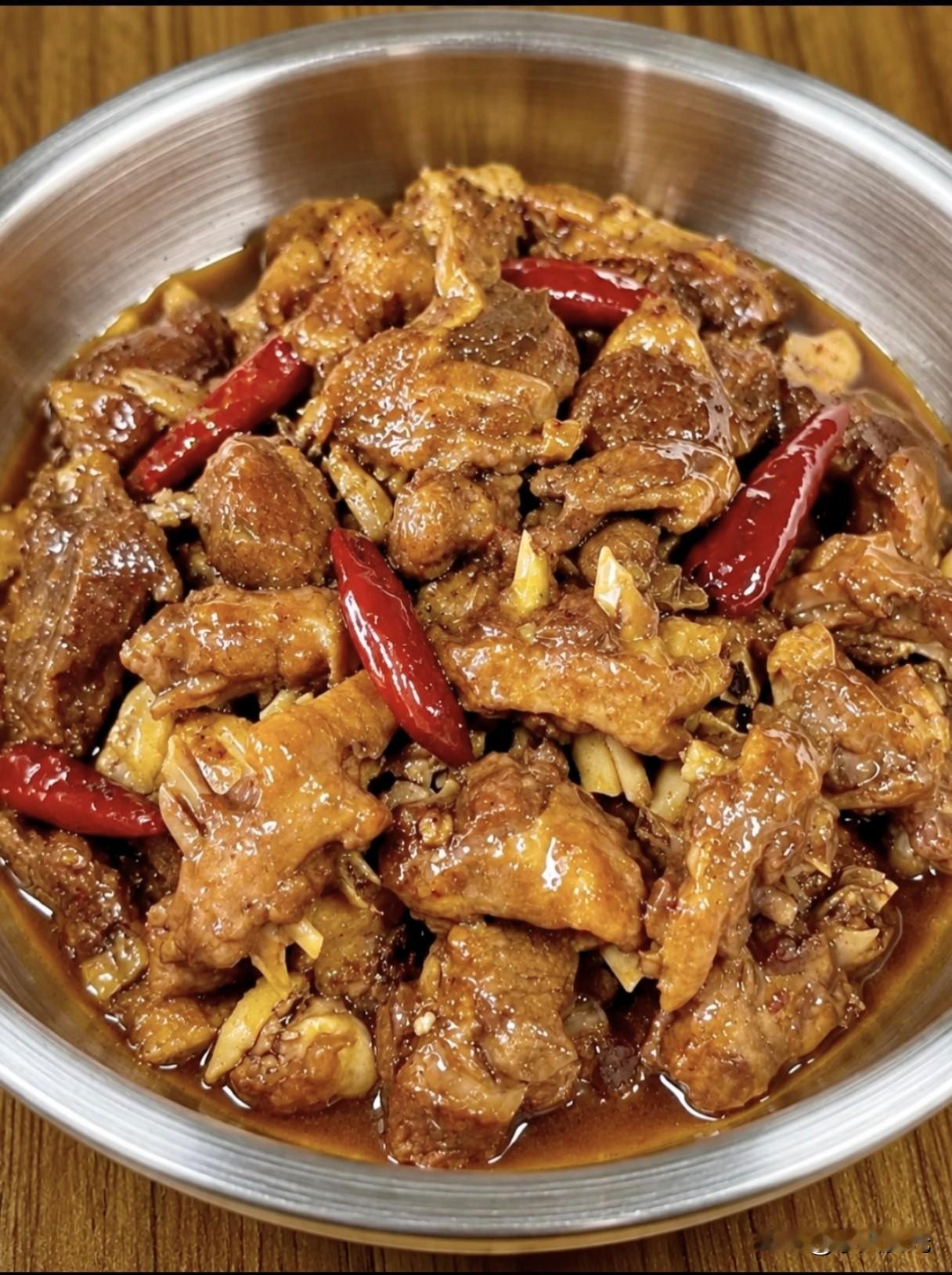 上次去亲戚家聚餐，端上来一锅啤酒鸭，直接把我香迷糊了。鸭肉一点不腥，炖得软嫩脱