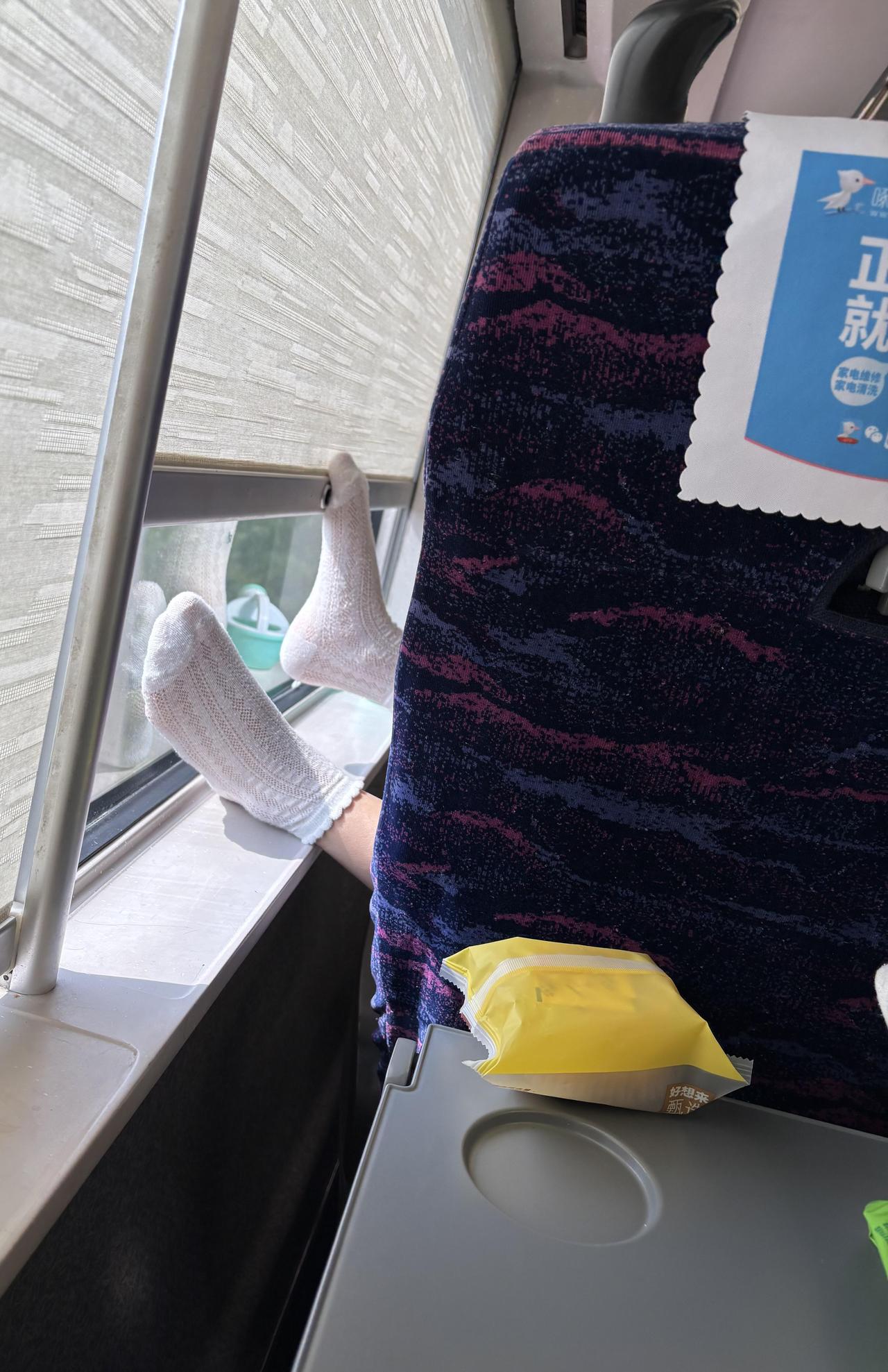 以前坐高铁总喜欢买靠窗的，因为头靠着窗欣赏风景可以放空自己，直到今天看到这一幕，
