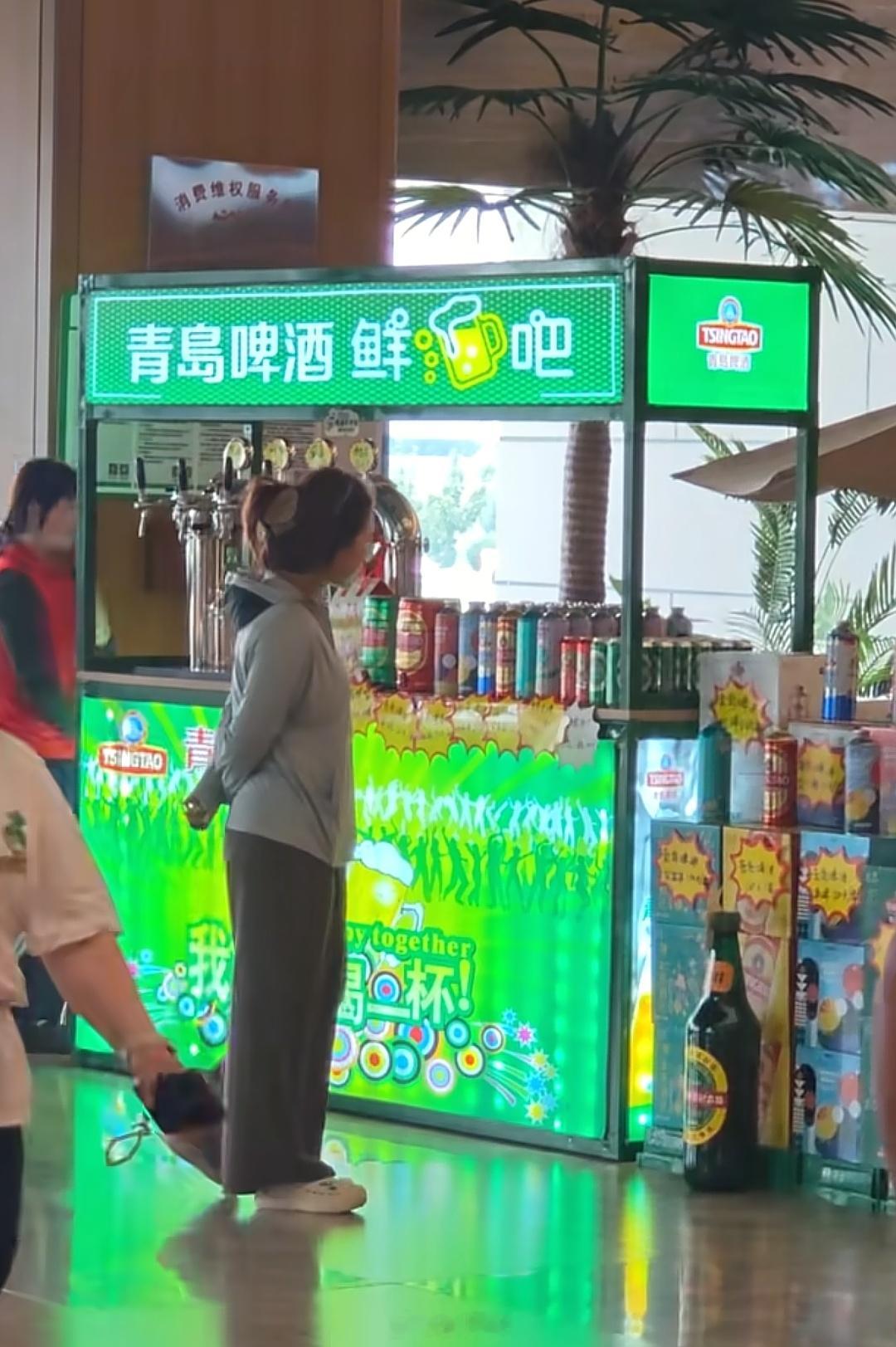 在服务区卖啤酒，你别说，高速好像没人查酒驾