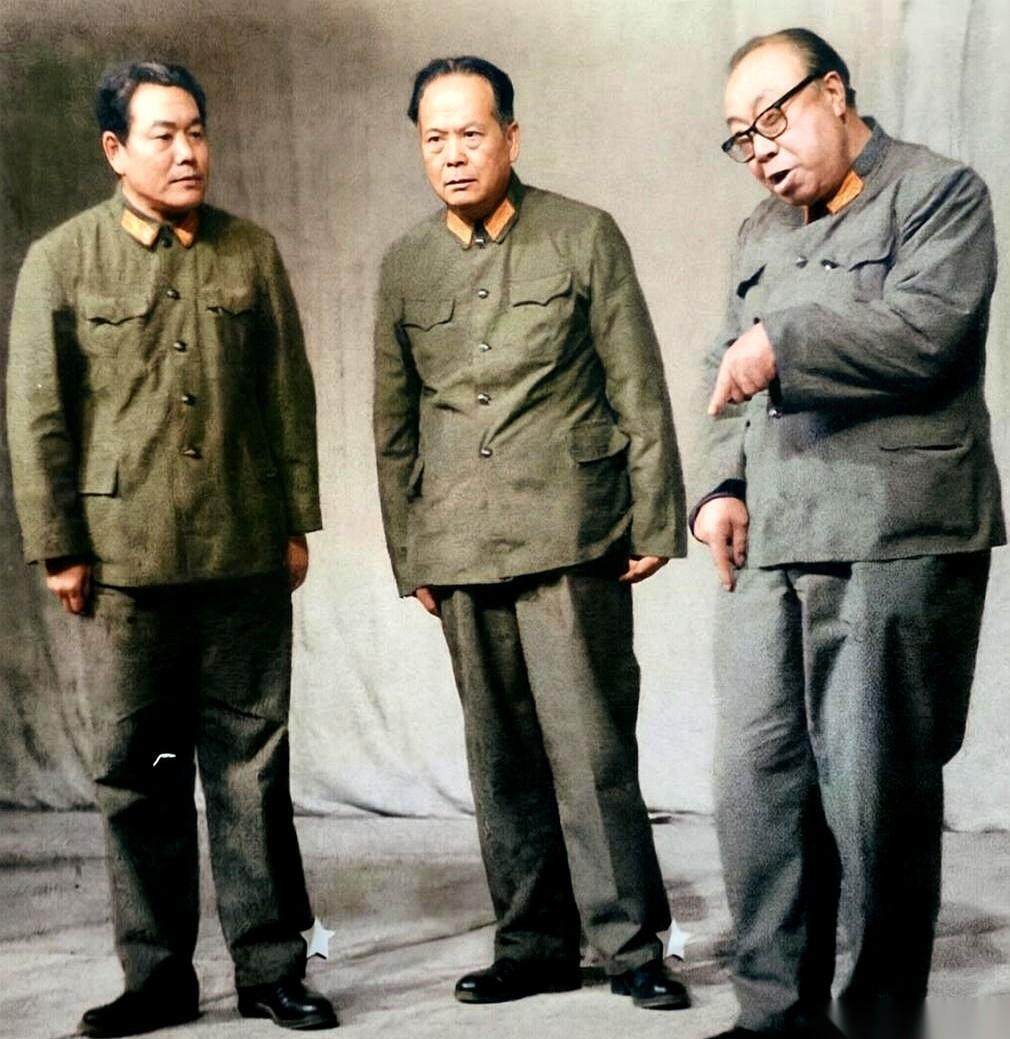 “三个大坏蛋”聚会照？网友一句话，把一张看似平常的合影直接炸成了“全网寻人”！