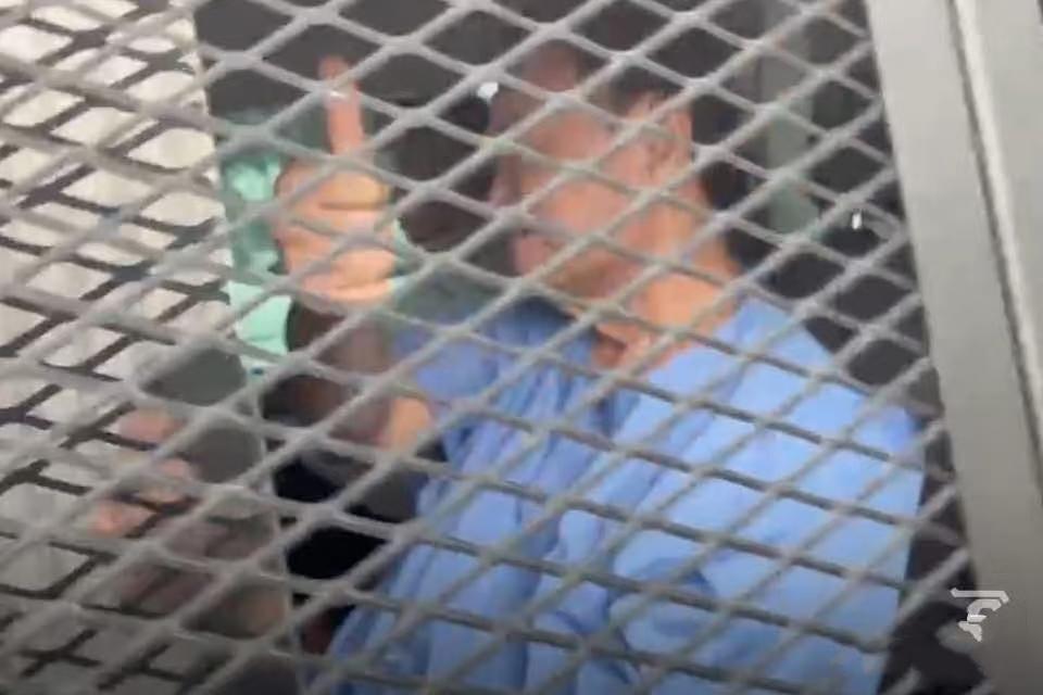 佩通坦爸爸穿球服坐囚车照片曝光！从曝光的画面我们可以看出，佩通坦的爸爸当天穿上