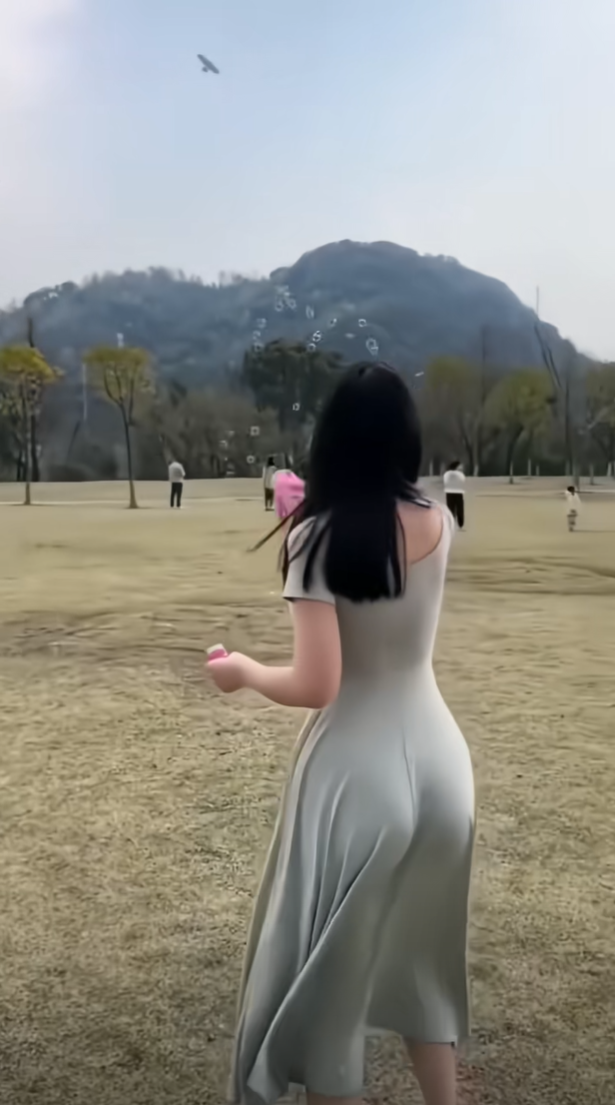 老婆都多大了，还和小朋友抢玩具玩