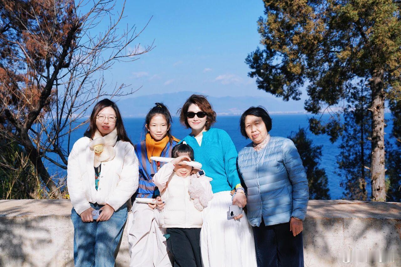 今天全网最温馨的一张照片我是全程哭着看完郭小蟹纪念妈妈的那篇文章的，是一边看一边