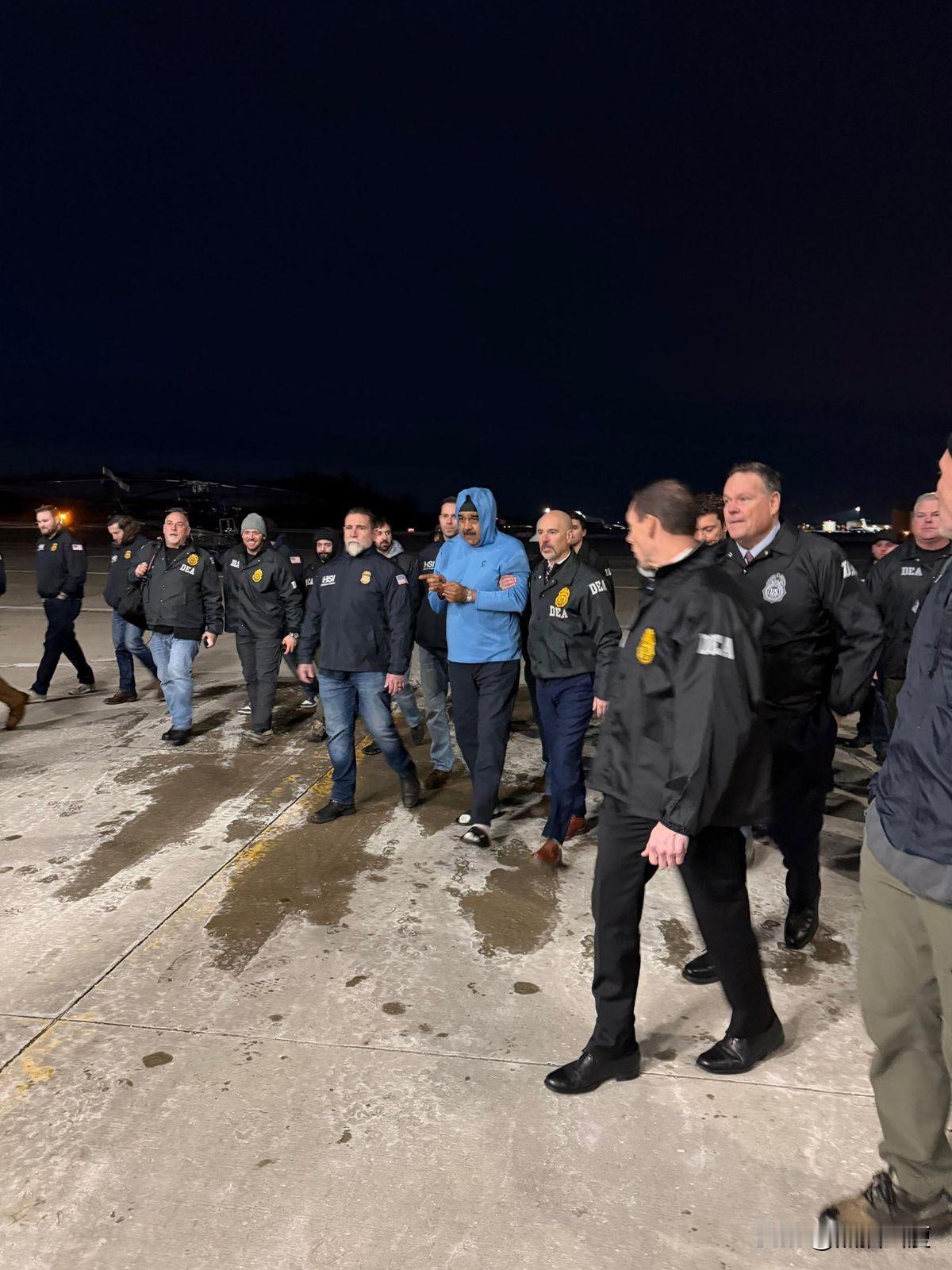 真乃2026年开幕大戏，张张皆名画：-从直升机下来转飞机时，马杜罗明显双腿