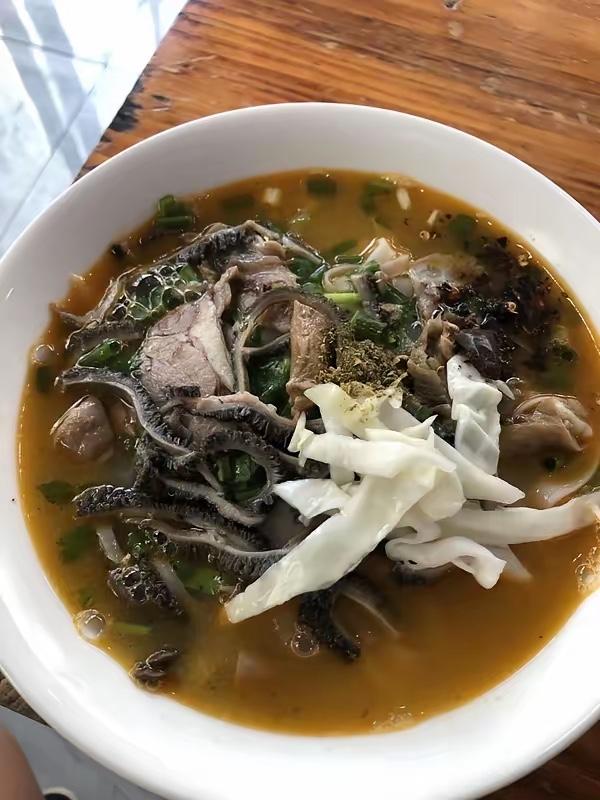 早上去喝羊杂汤，到了店后老板很热情地问：“要10元的还是8元的？”我说要10元的