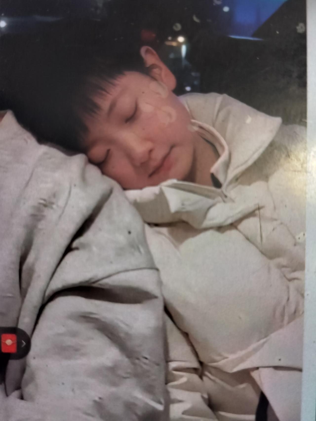 莎莎睡着的时候特别美，女孩子没有防备心，长途颠簸瞌睡来了她就把头靠在身边人肩膀上