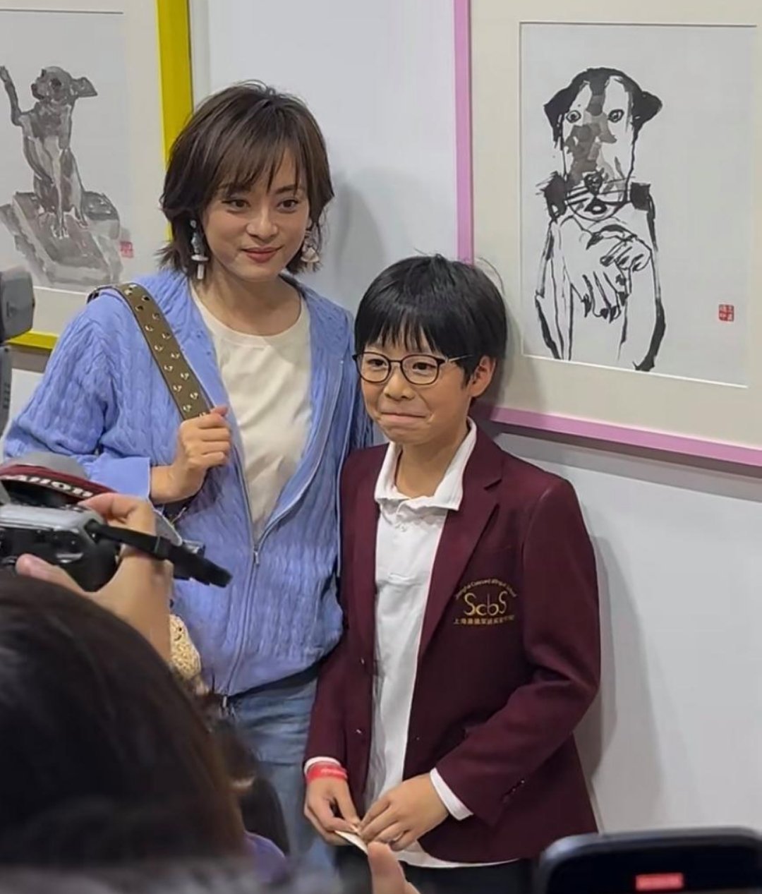 43岁孙俪在上海看花展，她的打扮时尚，脸型圆圆的，看起来很有福气。就是黑眼圈有点