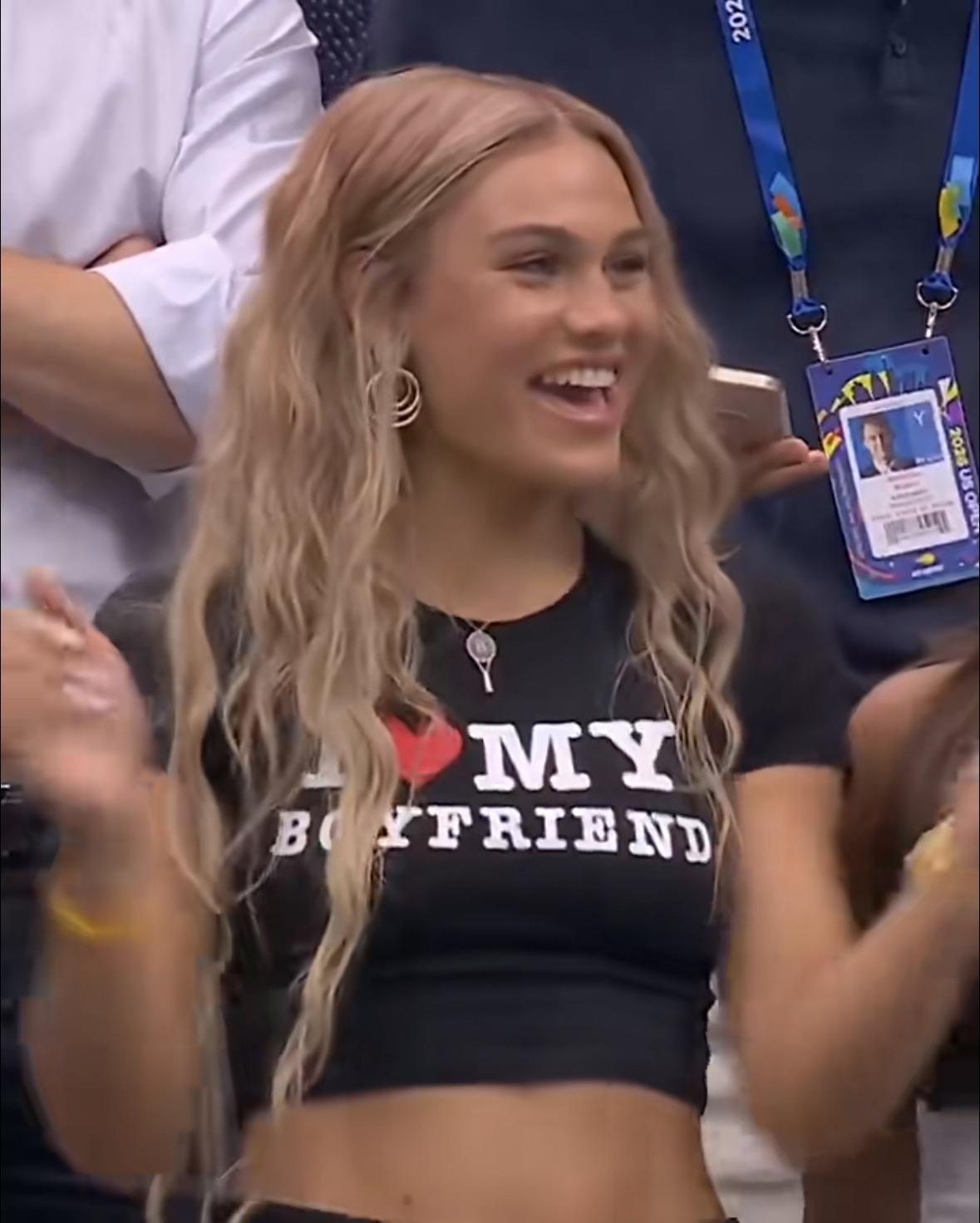 颜值颇高，NBA名宿罗德曼女儿特里尼蒂·罗德曼亭亭玉立，比父亲颜值强多了。现在