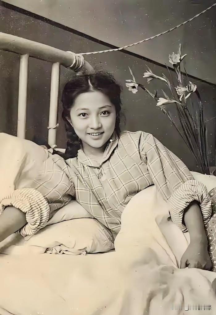 照片中的这个女孩，如果现在还健在的话，已经是90多岁的老人了，因为这张照片拍摄于