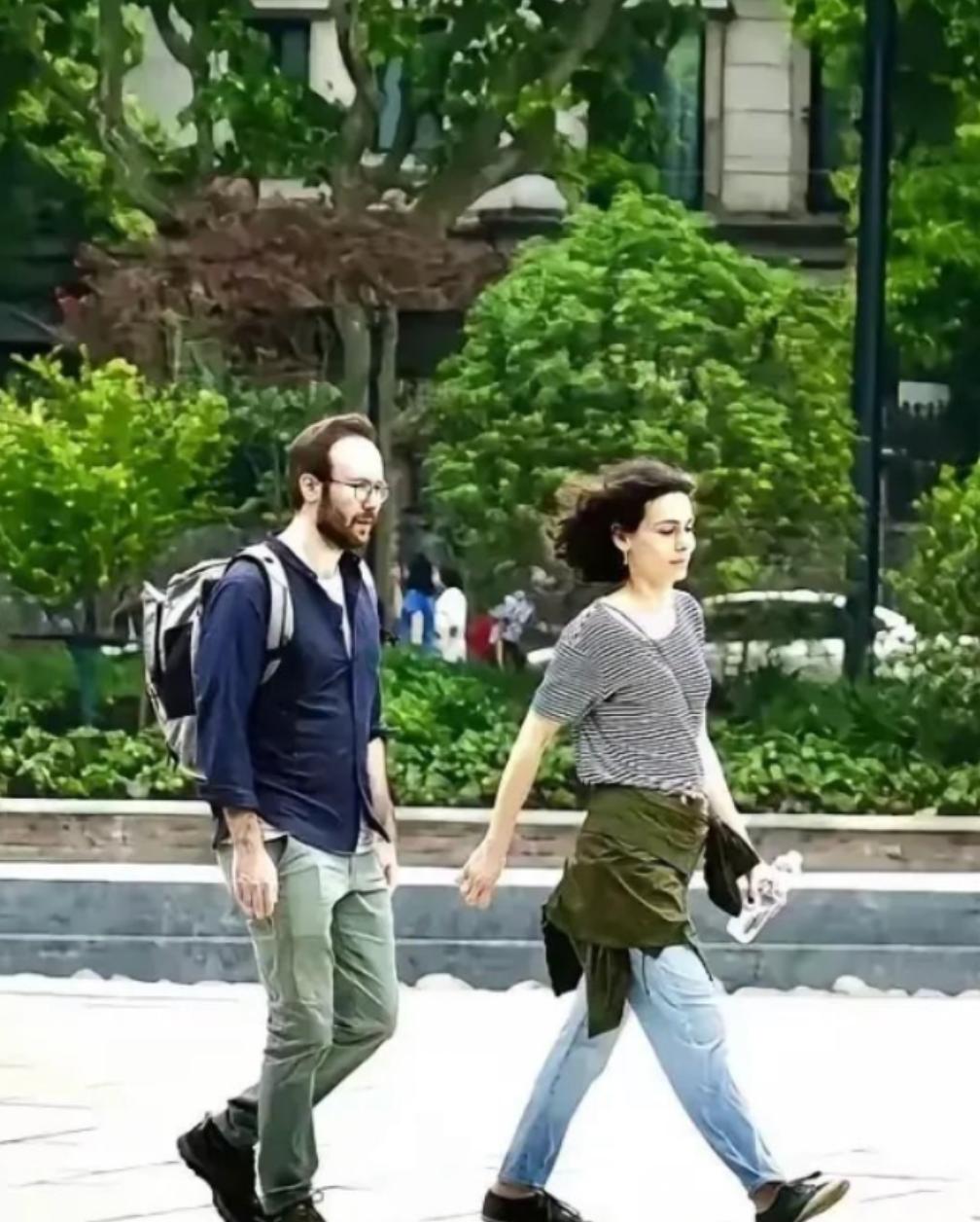 成都宽窄巷子，一对外国男女吃完饭后擦了擦嘴便离开。店主追到门口将两人拦住，要求支