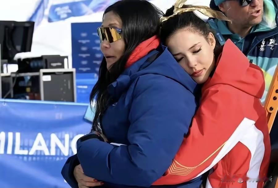 谷爱凌拥抱着母亲，一边享受着获胜后的喜悦，一边深情缅怀自己的外婆，对她来说，这真
