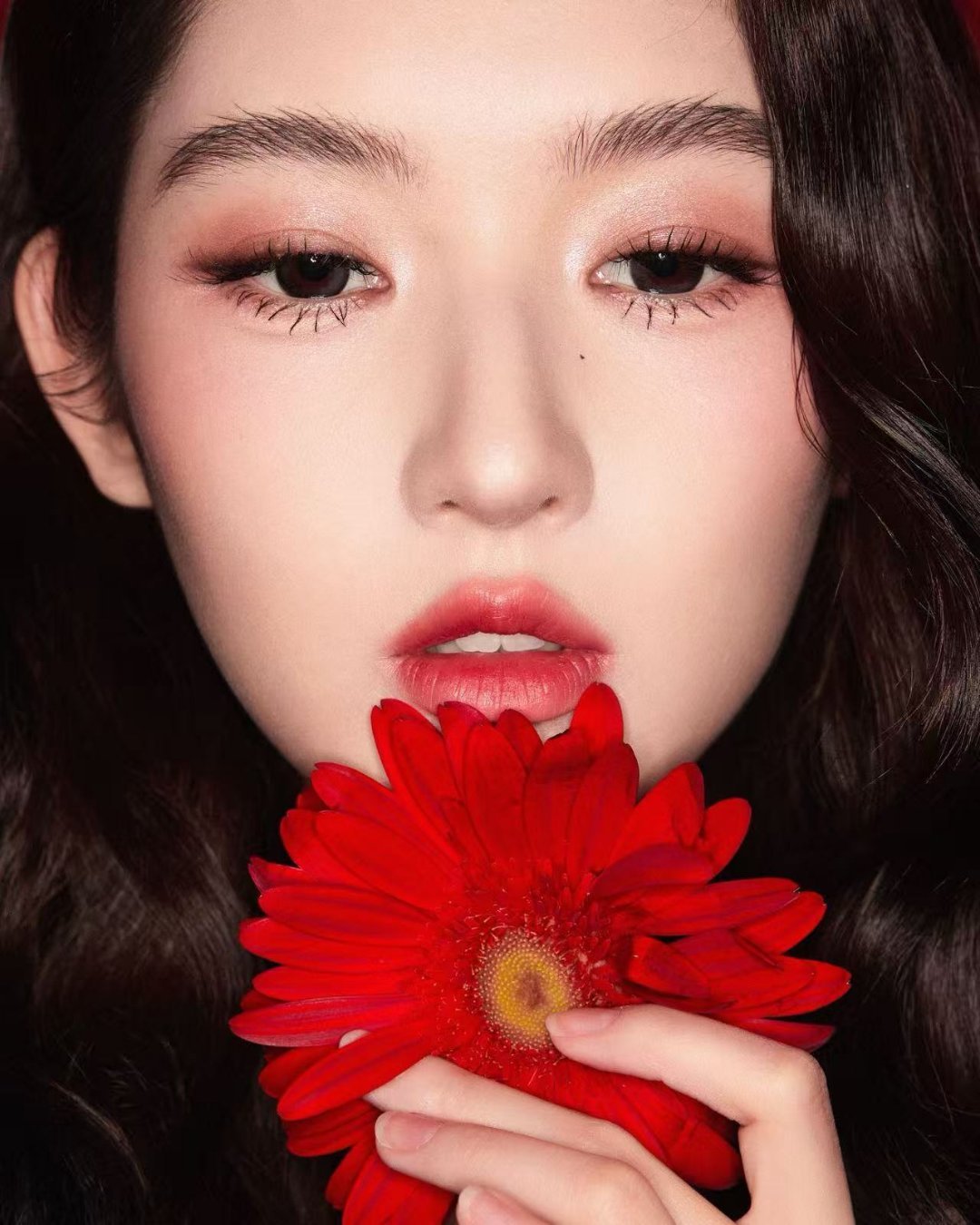 王玉雯这么红那么美王玉雯你美！！今天活动造型又漂亮出新高度了，时尚感拉满！深红