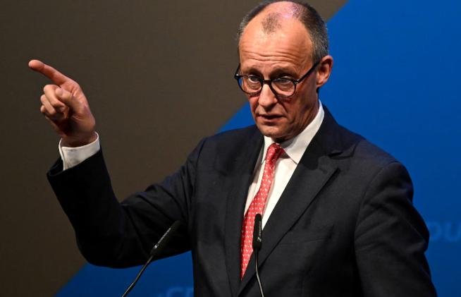 德总理默茨访华之际，欧美爆发激烈争吵，特朗普勃然大怒！最近国际政坛简直比电视