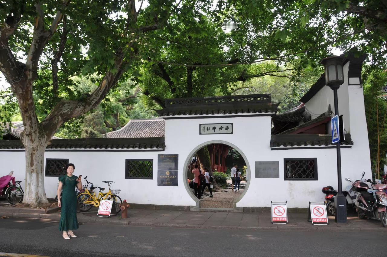 印象西泠。印象西泠宋凤洲/摄影诗2018年6月孤山岛上定盘营，篆刻精研
