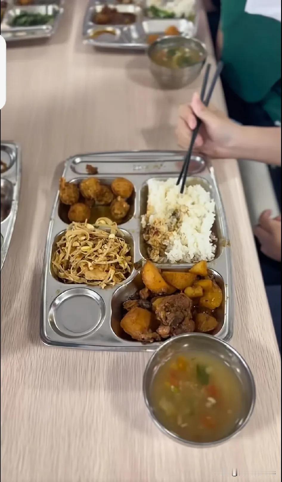 😀重庆中小学食堂放大招啦！“三同三公开”制度闪亮登场！啥是“三同”？食材同