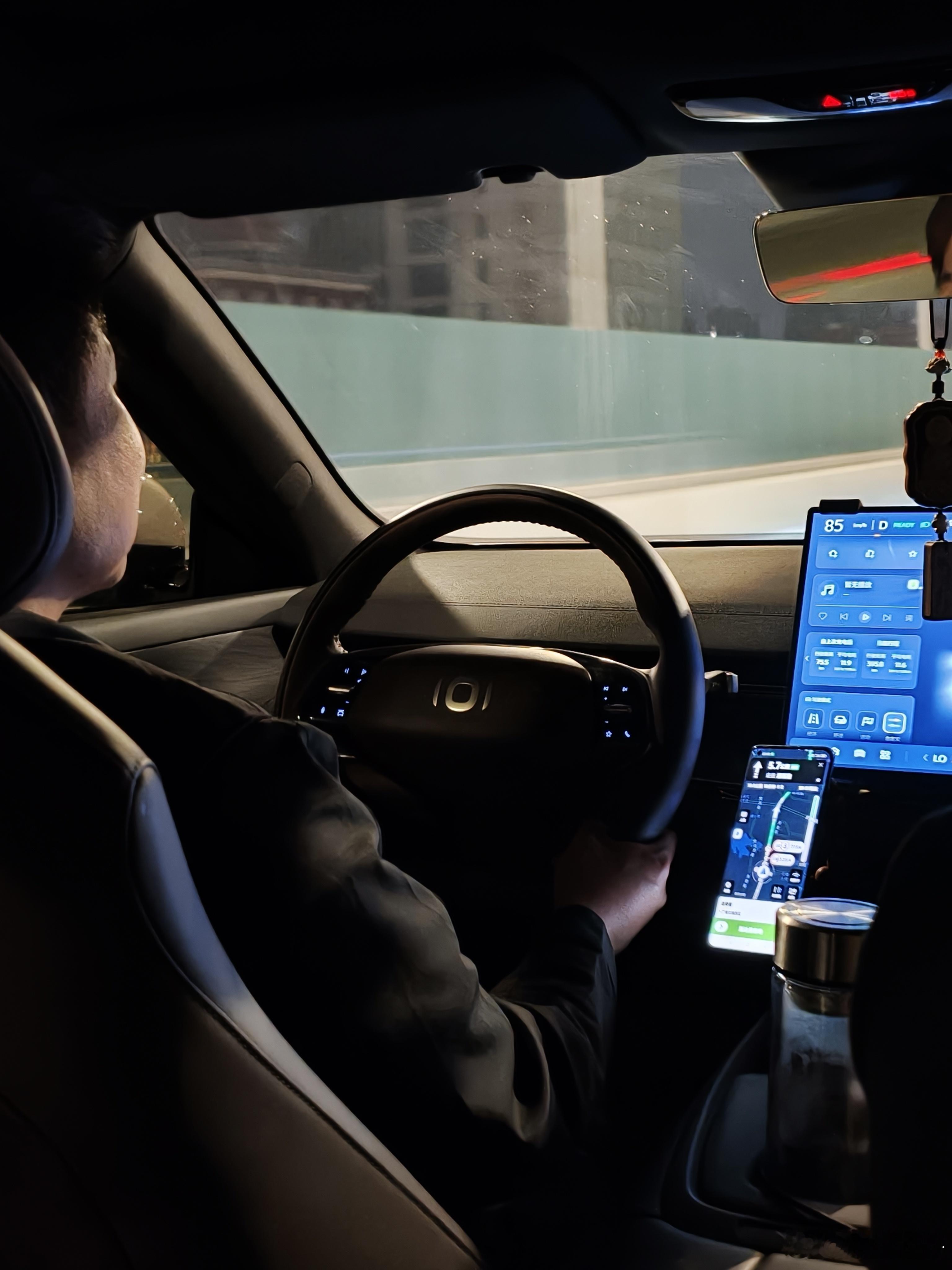 落地合肥打到一辆长安启源A07师傅说，十四万落地我坐着后排，感觉整车配置，用料在