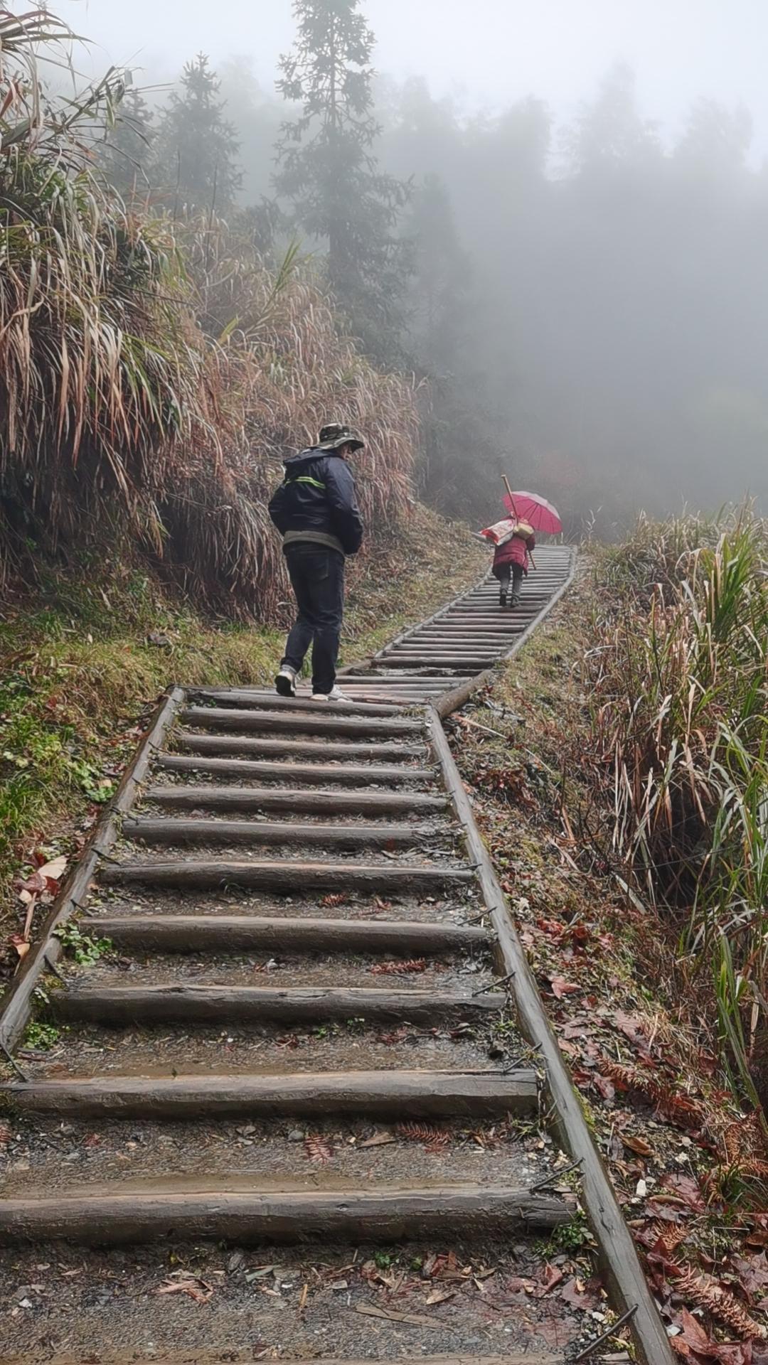 木梨硔是位于山顶的山村，道路尚未完全通到村里，且它的确建于明万历十五年，是徽州古