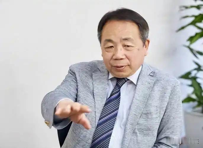 被中国制裁冻结资产、禁止入境，他不以为耻反以为荣，称这是发给他的“勋章”。8月2