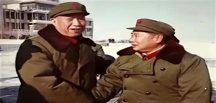 杨得志上将与肖全夫少将（左）亲切握手，摄于1981年。杨得志时任军委常委、国防
