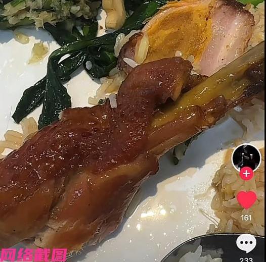 某人在一家烧腊店买份油鸡腿饭，吃食过程里感觉油鸡腿太干，油色不亮，怀疑老板家的油